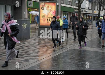 2 marzo 2024, Woking, Inghilterra: Evento di solidarietà "Run the Wall for Palestine” con Gaza, in concomitanza con la maratona palestinese, che si svolge solitamente lungo il muro di separazione nella Cisgiordania occupata, organizzato dalla campagna di solidarietà per la Palestina Foto Stock
