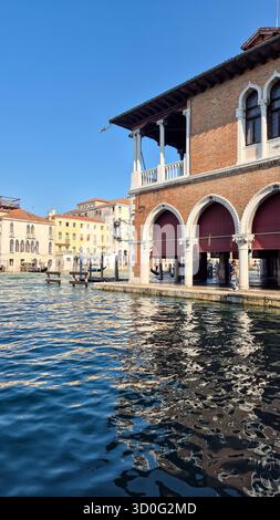 Vista del Canal grande di Venezia con edifici storici e architettura tradizionale, scenografico paesaggio urbano italiano. Foto Stock