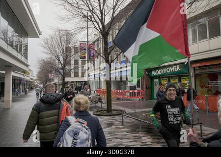 2 marzo 2024, Woking, Inghilterra: Evento di solidarietà "Run the Wall for Palestine” con Gaza, in concomitanza con la maratona palestinese, che si svolge solitamente lungo il muro di separazione nella Cisgiordania occupata, organizzato dalla campagna di solidarietà per la Palestina Foto Stock