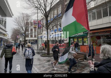 2 marzo 2024, Woking, Inghilterra: Evento di solidarietà "Run the Wall for Palestine” con Gaza, in concomitanza con la maratona palestinese, che si svolge solitamente lungo il muro di separazione nella Cisgiordania occupata, organizzato dalla campagna di solidarietà per la Palestina Foto Stock