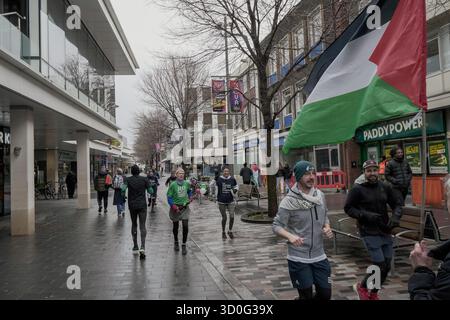 2 marzo 2024, Woking, Inghilterra: Evento di solidarietà "Run the Wall for Palestine” con Gaza, in concomitanza con la maratona palestinese, che si svolge solitamente lungo il muro di separazione nella Cisgiordania occupata, organizzato dalla campagna di solidarietà per la Palestina Foto Stock