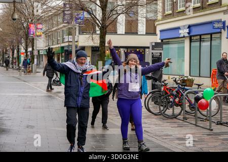 2 marzo 2024, Woking, Inghilterra: Evento di solidarietà "Run the Wall for Palestine” con Gaza, in concomitanza con la maratona palestinese, che si svolge solitamente lungo il muro di separazione nella Cisgiordania occupata, organizzato dalla campagna di solidarietà per la Palestina Foto Stock