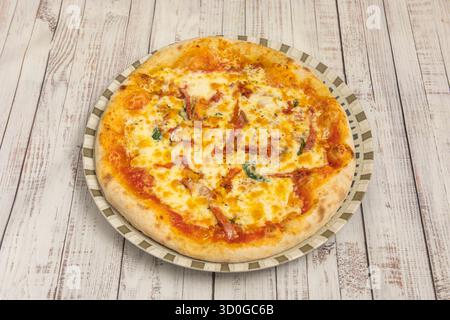 pizza con pancetta di tonno, peperoni piquillo, cipolle arrosto e olive nere d'Aragona Foto Stock