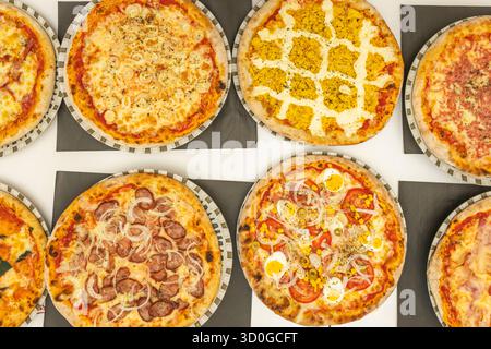 Pizza al pesto con pesto fatto in casa, pomodori ciliegini, pinoli tostati e burrata cremosa Foto Stock