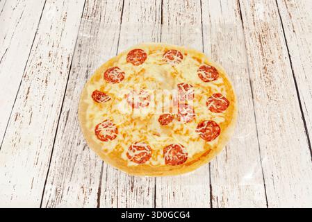 Chorizo ​​pizza con chorizo spagnolo piccante, peperoni arrostiti, cipolla rossa e olio all'aglio Foto Stock