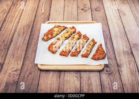 Filetto di manzo cachopo ripieno di prosciutto spagnolo e formaggio Tetilla fuso, accompagnato da patatine dolci Foto Stock