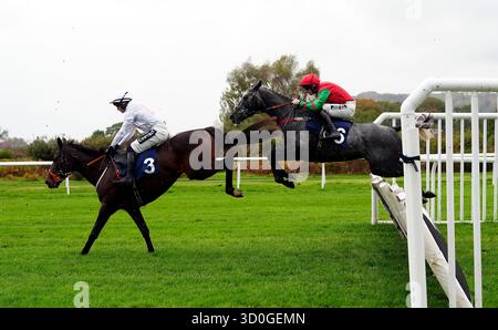 Snatch A Glance (a sinistra) guidato da Jonathan Burke e Lord Cauvelliere guidato da Callum Pritchard durante l'ostacolo del Ludlow Racecourse Racing Club Novices all'ippodromo Ludlow di Bromfield. Data foto: Giovedì 23 ottobre 2025. Foto Stock