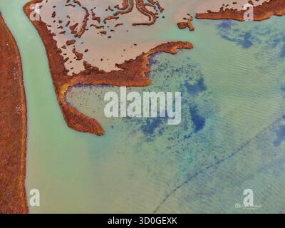 Vista aerea dei tortuosi corsi d'acqua che si snodano attraverso il paesaggio, le texture della terra incontrano le acque tranquille, Salonicco, Salonicco, Grecia. Foto Stock