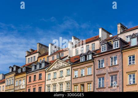 Facciate colorate e tetti piastrellati delle vecchie case cittadine nella Piazza del mercato della città Vecchia (Rynek Starego Miasta) a Varsavia, Polonia, con cielo blu. Foto Stock