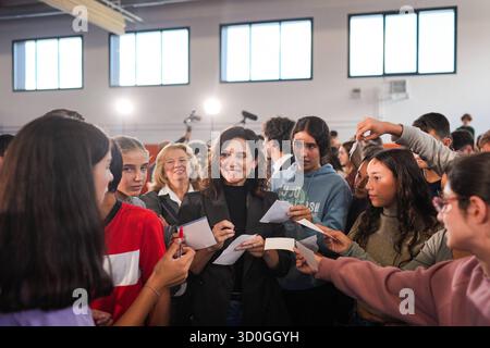 Madrid, Spagna. 23 ottobre 2025. Isabel Diaz Ayuso e Ilia Topuria durante un evento di firma contro il bullismo a Madrid giovedì 23 ottobre 2025. Crediti: CORDON PRESS/Alamy Live News Foto Stock