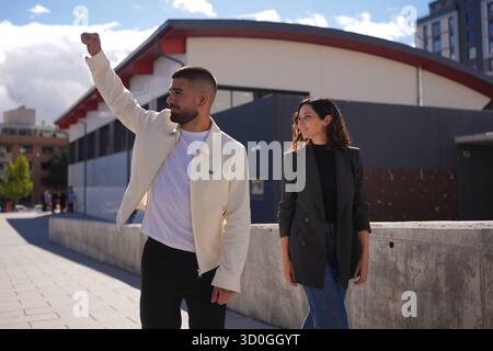Madrid, Spagna. 23 ottobre 2025. Isabel Diaz Ayuso e Ilia Topuria durante un evento di firma contro il bullismo a Madrid giovedì 23 ottobre 2025. Crediti: CORDON PRESS/Alamy Live News Foto Stock