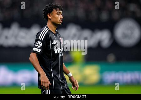FRANCOFORTE SUL meno, GERMANIA - 22 OTTOBRE Nathaniel Brown dell'Eintracht Frankfurt guarda durante la partita MD3 di UEFA Champions League 2025/26 tra l'Eintracht Frankfurt e il Liverpool FC allo Stadion di Francoforte il 22 ottobre 2025 a Francoforte sul meno, Germania. (Foto di Rene Nijhuis) Foto Stock