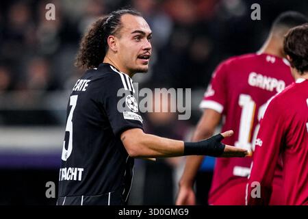 FRANCOFORTE SUL meno, GERMANIA - 22 OTTOBRE Arthur Theate di Eintracht Francoforte gesti durante la fase MD3 della UEFA Champions League 2025/26 tra l'Eintracht Francoforte e il Liverpool FC allo Stadion di Francoforte il 22 ottobre 2025 a Francoforte sul meno, Germania. (Foto di Rene Nijhuis) Foto Stock