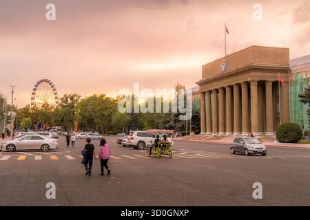 Palazzo del governo del Kirghizistan sulla Piazza Vecchia a Bishkek, architettura neoclassica, con bandiera kirghisa. Foto Stock