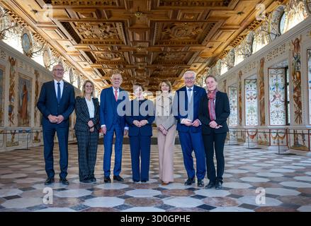 Innsbruck, Austria. 23 ottobre 2025. Il governatore del Tirolo Anton Mattle e sua moglie Daniela (l-r), il presidente federale austriaco Alexander van der Bellen e sua moglie Doris Schmidauer, il presidente federale Frank-Walter Steinmeier e sua moglie Elke Büdenbender si trovano nella sala spagnola del castello di Ambras durante una sessione fotografica. Sulla destra c'è la direttrice del castello Veronika Sandbichler (r), che ha dato il tour del castello. Credito: Soeren Stache/dpa/Alamy Live News Foto Stock