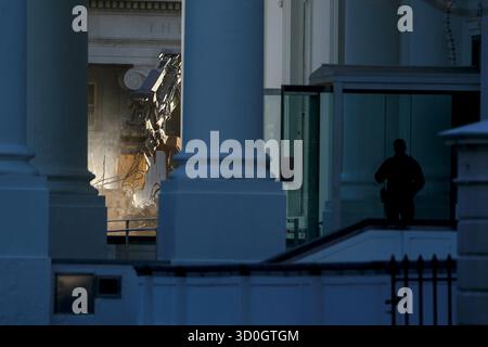 Washington, Stati Uniti. 23 ottobre 2025. I lavoratori delle costruzioni continuano la demolizione di parte dell'ala est della Casa Bianca per la costruzione della sala da ballo del presidente Trump a Washington, DC, USA, 23 ottobre 2025. La sala da ballo di 27400 metri quadrati della Casa Bianca ospiterà circa 900 persone e si stima che costerà 200 milioni di dollari. EPA/WILL OLIVER/POOL Credit: Abaca Press/Alamy Live News Foto Stock