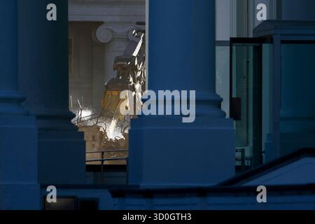 Washington, Stati Uniti. 23 ottobre 2025. I lavoratori delle costruzioni continuano la demolizione di parte dell'ala est della Casa Bianca per la costruzione della sala da ballo del presidente Trump a Washington, DC, USA, 23 ottobre 2025. La sala da ballo di 27400 metri quadrati della Casa Bianca ospiterà circa 900 persone e si stima che costerà 200 milioni di dollari. EPA/WILL OLIVER/POOL Credit: Abaca Press/Alamy Live News Foto Stock