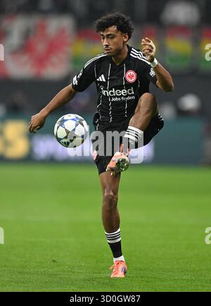 22 ottobre 2025, Assia, Francoforte sul meno: Calcio: Champions League, Eintracht Francoforte - Liverpool FC, turno preliminare, giorno 3, Deutsche Bank Park. Nathaniel Brown (Eintracht Frankfurt) in azione. Foto: Arne Dedert/dpa Foto Stock