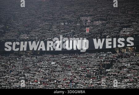 22 ottobre 2025, Assia, Francoforte sul meno: Calcio: Champions League, Eintracht Francoforte - Liverpool FC, turno preliminare, giorno 3, Deutsche Bank Park. Mentre i tifosi del nord-ovest alzano le sciarpe, uno striscione con le parole "bianco e nero" è appeso sugli spalti. Foto: Arne Dedert/dpa Foto Stock