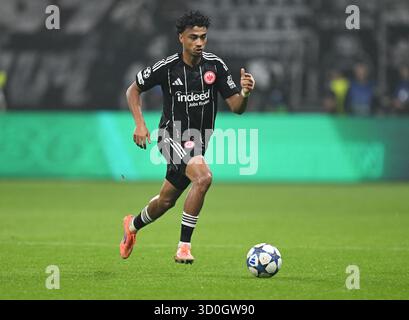 22 ottobre 2025, Assia, Francoforte sul meno: Calcio: Champions League, Eintracht Francoforte - Liverpool FC, turno preliminare, giorno 3, Deutsche Bank Park. Nathaniel Brown (Eintracht Frankfurt) in azione. Foto: Arne Dedert/dpa Foto Stock
