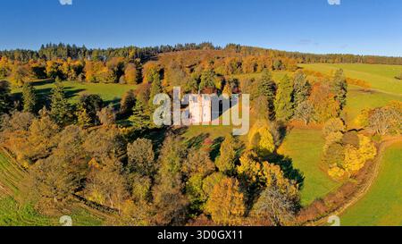 Castello di Craigievar Alford Aberdeenshire, castello rosa scozzese in una giornata autunnale sotto il caldo sole Foto Stock