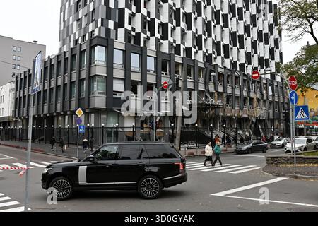 Kiev, Ucraina. 23 ottobre 2025. Auto bruciate vicino a un condominio danneggiato in un drone russo di notte in mezzo all'attacco russo all'Ucraina, a Kiev, Ucraina. Credito: SOPA Images Limited/Alamy Live News Foto Stock