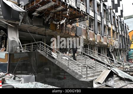 Kiev, Ucraina. 23 ottobre 2025. Un'auto con una finestra rotta vicino a un condominio danneggiato durante uno sciopero notturno da un drone russo nel mezzo dell'attacco russo all'Ucraina. Credito: SOPA Images Limited/Alamy Live News Foto Stock