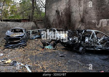 Kiev, Ucraina. 23 ottobre 2025. Auto bruciate vicino a un condominio danneggiato in un drone russo di notte in mezzo all'attacco russo all'Ucraina, a Kiev, Ucraina. Credito: SOPA Images Limited/Alamy Live News Foto Stock