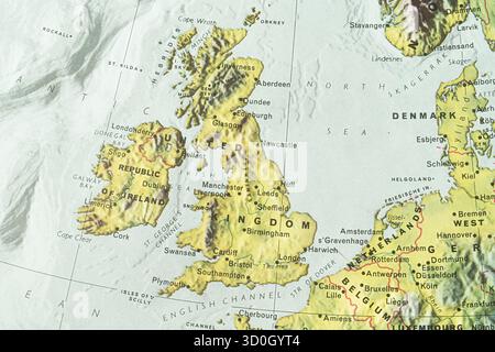Mappa ravvicinata del Regno Unito, che mostra le regioni contrassegnate Inghilterra, Scozia, Galles e Irlanda del Nord con le città contrassegnate pianeggiante o dolcemente ondulante l Foto Stock