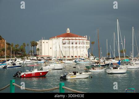 Vista panoramica del casinò Catalina nella baia di Avalon, dell'isola di Santa Catalina, California, circondato da barche a vela ancorate e motoscafi in acque calme Foto Stock