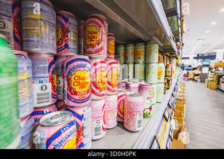Scaffale pieno di acqua frizzante diversa in un supermercato asiatico Foto Stock