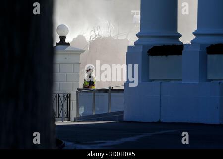 I lavoratori delle costruzioni continuano la demolizione di parte dell'ala est della Casa Bianca per la costruzione della sala da ballo del presidente Trump a Washington, DC, USA, 23 ottobre 2025. L'ampliamento della sala da ballo di 27400 metri quadrati della Casa Bianca ospiterà circa 900 persone ed è ora stimato in 300 milioni di dollari. Credito: Oliver/Pool tramite CNP/MediaPunch Foto Stock