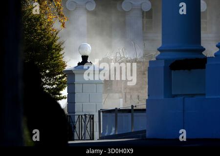 I lavoratori delle costruzioni continuano la demolizione di parte dell'ala est della Casa Bianca per la costruzione della sala da ballo del presidente Trump a Washington, DC, USA, 23 ottobre 2025. L'ampliamento della sala da ballo di 27400 metri quadrati della Casa Bianca ospiterà circa 900 persone ed è ora stimato in 300 milioni di dollari. Credito: Oliver/Pool tramite CNP/MediaPunch Foto Stock