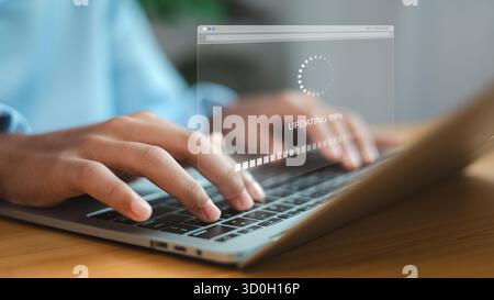 Persona che digita sul notebook con barra di avanzamento dell'aggiornamento software. Concetto di manutenzione del sistema, aggiornamento della tecnologia, sicurezza dei dati e innovazione digitale. Foto Stock