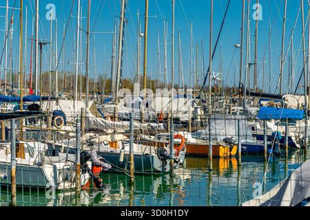 Alberi di yacht e yacht ormeggiati a Marina Santelena, Isola di Sant'Elena, Venezia, Italia Foto Stock