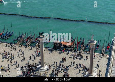 Colonne di San Marco e San Todaro vicino al mare in Piazza San Marco o Piazza San Marco a Venezia Foto Stock
