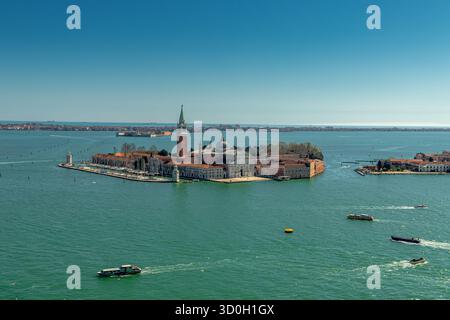 San Giorgio maggiore , una delle isole di Venezia vista dalla cima del Campanile di San Marco o dal campanile di Venezia, Italia Foto Stock
