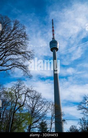 Germania, torre della televisione stoccarda, imponente edificio con cielo blu e alcune nuvole circondate da alberi, un'attrazione turistica da visitare Foto Stock