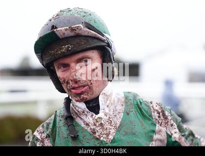 James Bowen dopo l'ostacolo del KLF Insurance Brokers Invitational handicap all'ippodromo Ludlow di Bromfield. Data foto: Giovedì 23 ottobre 2025. Foto Stock