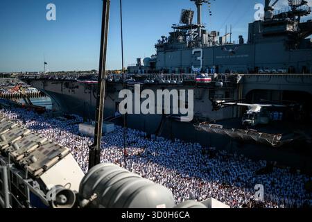 Migliaia di marinai si riuniscono a bordo della USS Kearsarge durante la celebrazione del 250° anniversario della US Navy "Victory at Sea". 5 ottobre 2025. Norfolk, Virginia. Per gentile concessione della Casa Bianca. Foto Stock