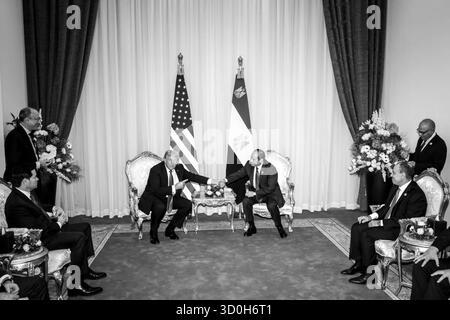 Il presidente Donald Trump incontra il presidente egiziano Abdel Fattah el-Sisi a Sharm El-Sheikh il 14 ottobre 2025 per discutere del cessate il fuoco e del piano di pace in corso tra Israele e Hamas durante un vertice regionale dei leader mondiali. Per gentile concessione della Casa Bianca. Foto Stock