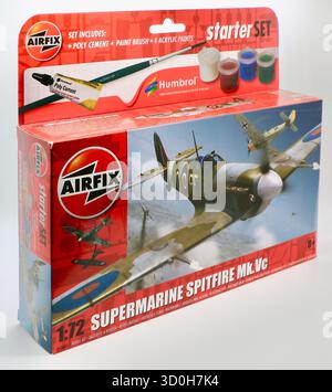 Foto della scatola contenente un kit di modelli in plastica stampata a iniezione Airfix in scala 1:72 di un Supermarine Spitfire Mark Vc del RAF 303 Polish Squadron Foto Stock