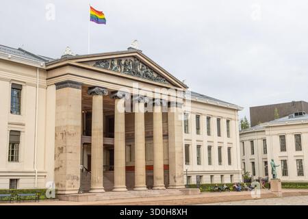 Domus Media, l'edificio dell'Università di Oslo, dove veniva assegnato il Premio Nobel per la Pace, con la bandiera arcobaleno del Festival del Pride di Oslo Foto Stock
