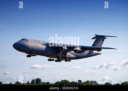 RAF Fairford, Gloucestershire, Inghilterra, Regno Unito - 16 luglio 2025: 86-0012 USAF Lockheed C-5M Super Galaxy (L-500) 337th Airlift Reserve Squadron al RIAT 2025 Foto Stock