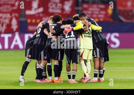 La squadra di Francoforte entra in campo durante la fase MD3 della UEFA Champions League 2025/26 tra l'Eintracht Frankfurt e il Liverpool FC allo Stadion di Francoforte il 22 ottobre 2025 a Francoforte sul meno, in Germania. (Foto di JustPictures) Foto Stock