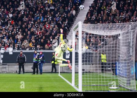 Il portiere Michael Zetterer dell'Eintracht Frankfurt in azione durante la partita di fase MD3 della UEFA Champions League 2025/26 tra l'Eintracht Frankfurt e il Liverpool FC al Frankfurt Stadion il 22 ottobre 2025 a Francoforte sul meno, Germania. (Foto di JustPictures) Foto Stock