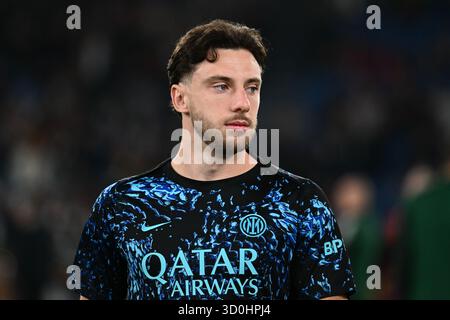 Carlos Augusto del FC Internazionale guarda durante la partita di serie A tra AS Roma e FC Internazionale allo Stadio Olimpico di Roma, Italia, il prossimo ottobre Foto Stock