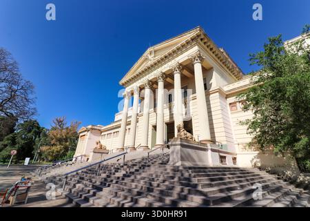 Magnifica vista del Museo di Scienze naturali di la Plata, Argentina. Scala frontale, colonne classiche, leoni di pietra e cielo blu profondo. Foto Stock
