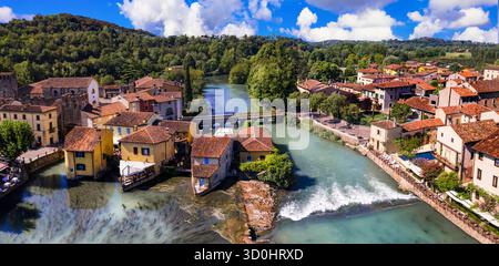 Borghetto sul Mincio - uno dei borghi medievali più belli d'Italia, case colorate situate nel mezzo del fiume e cascate. Verona provino Foto Stock