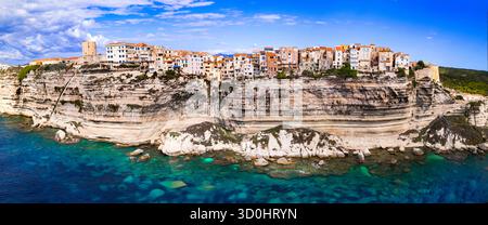 Bonifacio - splendida cittadina costiera nel sud dell'isola della Corsica, vista aerea con droni delle case appese sulle rocce. Francia Foto Stock